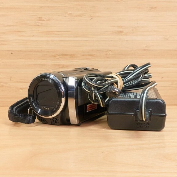 Sony HDR-PJ200 / HD Handycam Camcorder / Built-in Projector / Carl Zeiss Lens - Picture 2 of 10